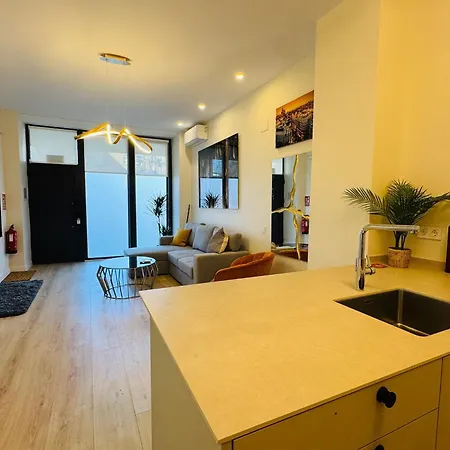 Gold Suite Aparment Wifi Ac Services E1-2